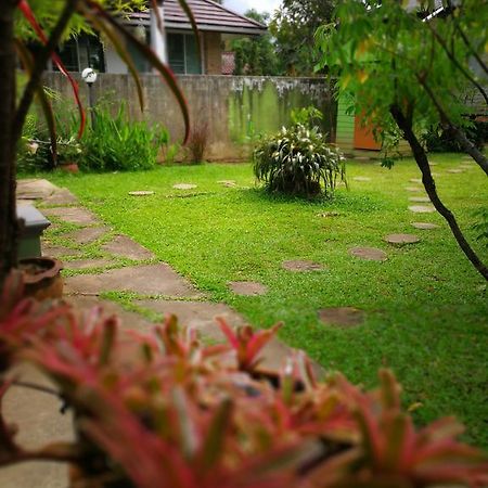 Baan Bua Guest House Chiang Rai Bagian luar foto