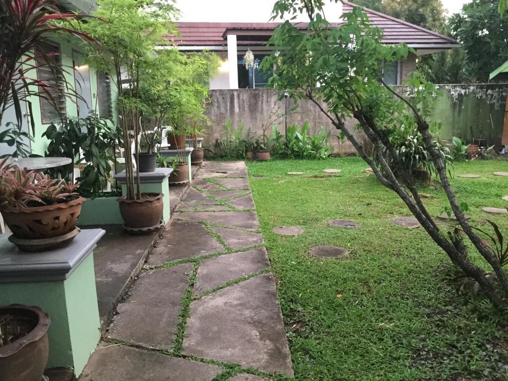 Baan Bua Guest House Chiang Rai Bagian luar foto