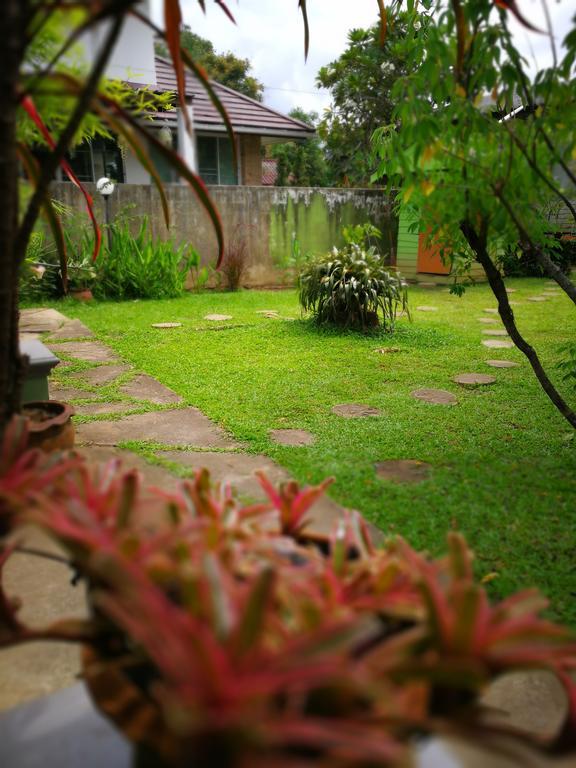 Baan Bua Guest House Chiang Rai Bagian luar foto