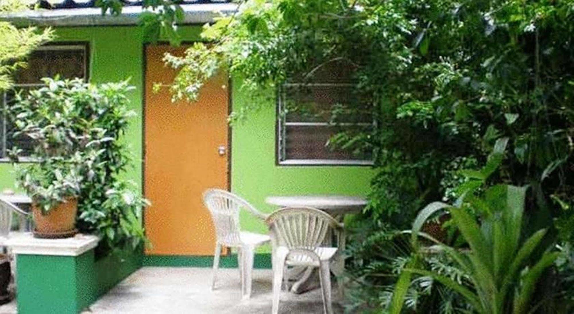 Baan Bua Guest House Chiang Rai Bagian luar foto