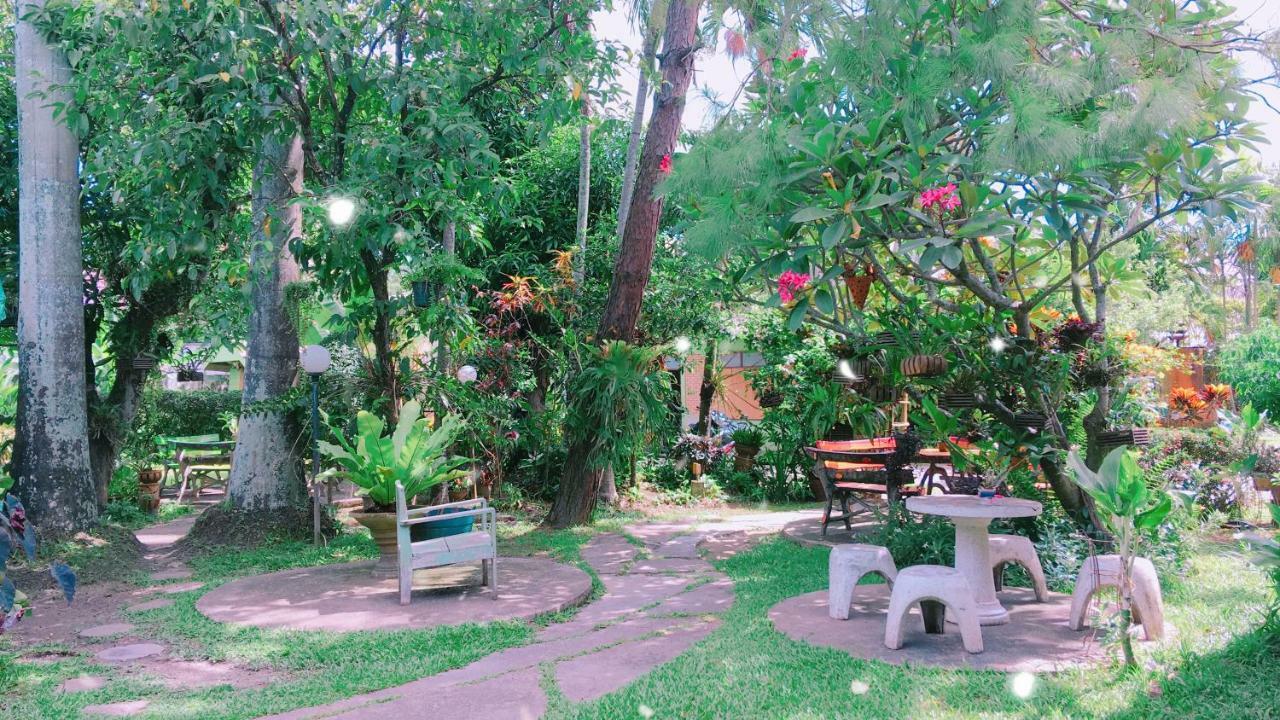 Baan Bua Guest House Chiang Rai Bagian luar foto